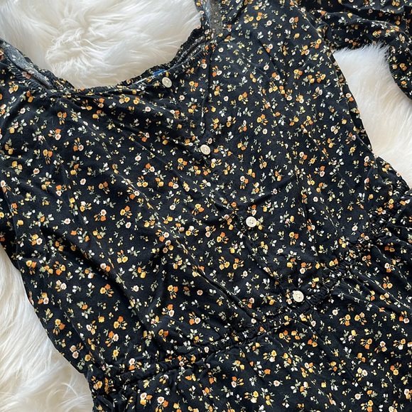 Cute Romper w/ Pockets - Picture 2 of 4